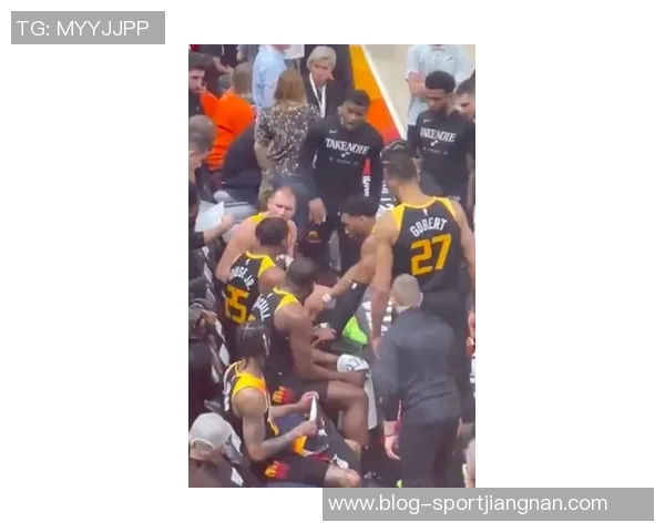 曼赞比与扬库托激烈争吵引发冲突后者将前者推倒广告牌现场惊险一幕